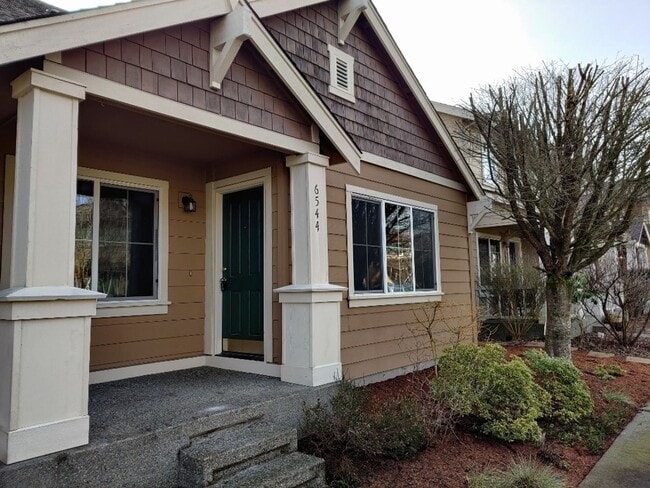 Building Photo - Townhome w/ New Paint