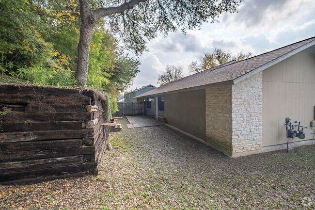 Building Photo - Charming 2-Bedroom, 1-Bath Duplex in North... Rental