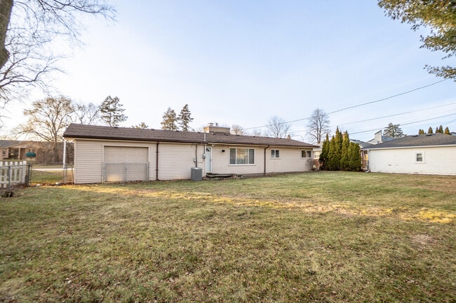 Photo - 18248 Farmington Rd