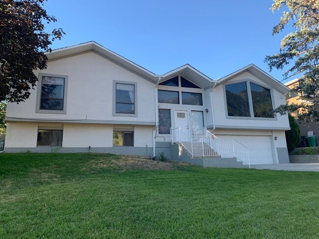 Large Five Bedroom Home, Sandy, 2500 sq ft, New Paint - Large Five Bedroom Home, Sandy, 2500 sq ft, New Paint