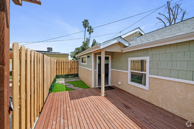 Building Photo - 3208 W 80th St Unit 3208 1/2 80th Rental