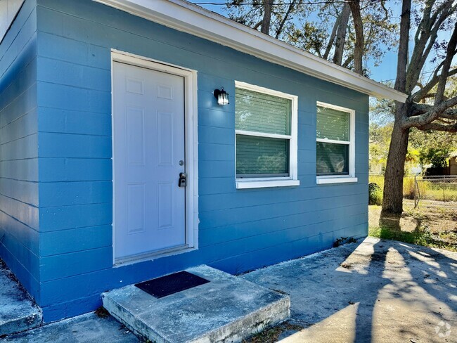 Building Photo - "Charming Studio with Luxury Vinyl Plank F... Unit B Rental