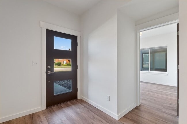 Building Photo - 2 bedroom, 2 bath townhome, close to downtown Whitefish!