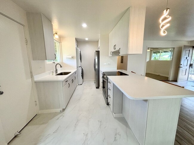 Building Photo - Newly Renovated 3BR/2BA Townhouse at Waial...