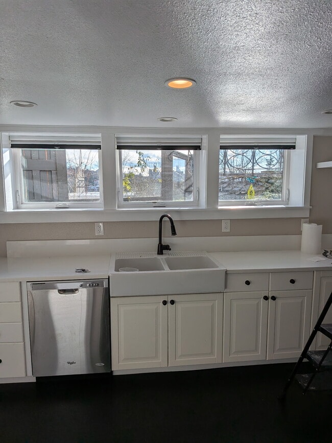 Building Photo - 402 NE 40th St