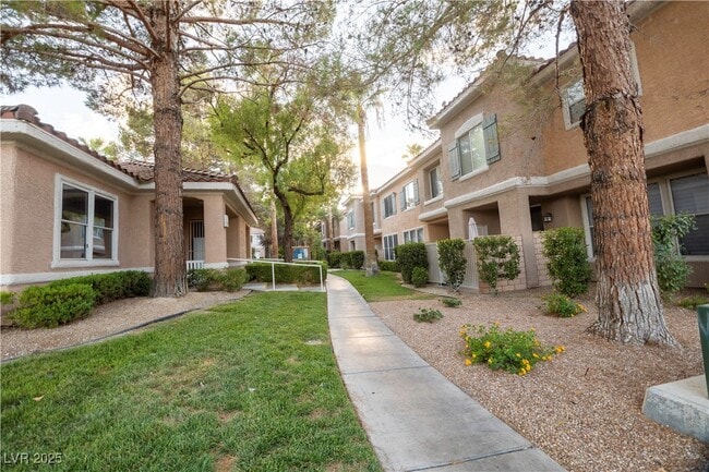 Photo - 251 S Green Valley Pkwy Unidad 1913 Rental