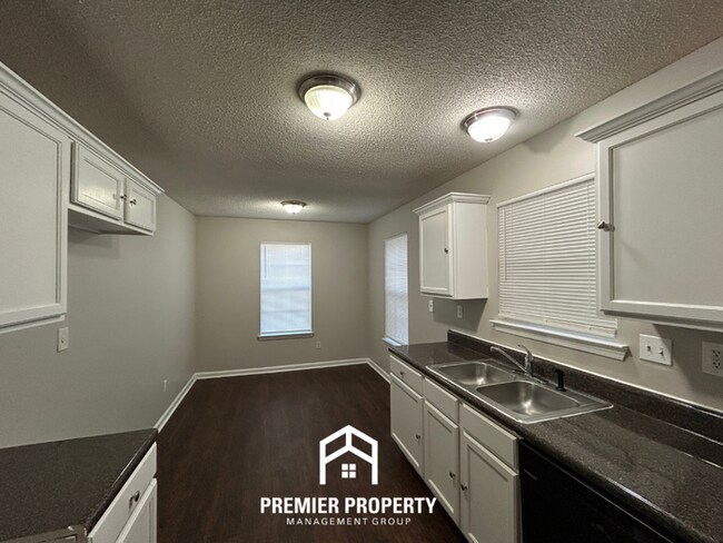 Photo - Cozy 3BR Home with Fireplace, Hardwood Floors & Fenced Yard in Memphis