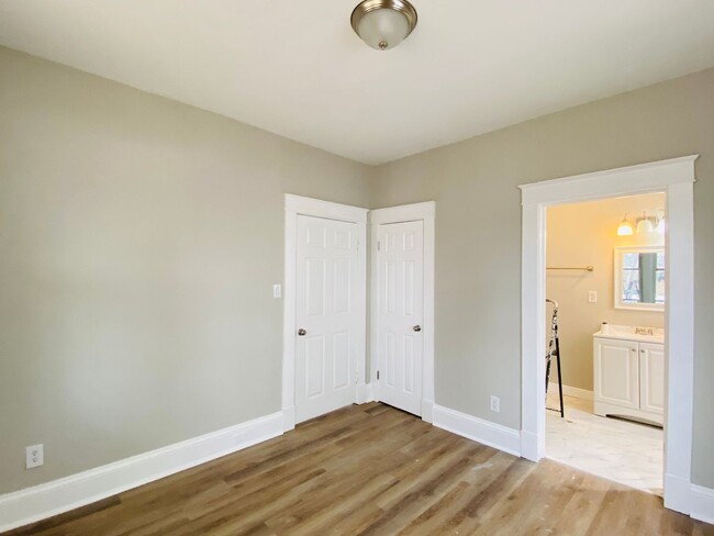 Photo - Very Spacious 5bdrm/2bth Bungalow Located in South Richmond w/Privacy Fenced Back Yard!!