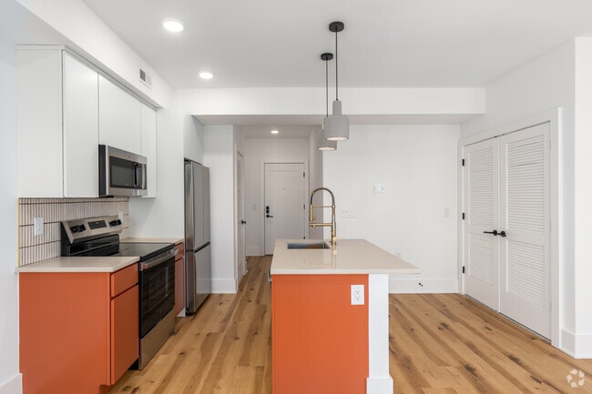 2BR, 2BA - 897SF - Kitchen - Iron Rose