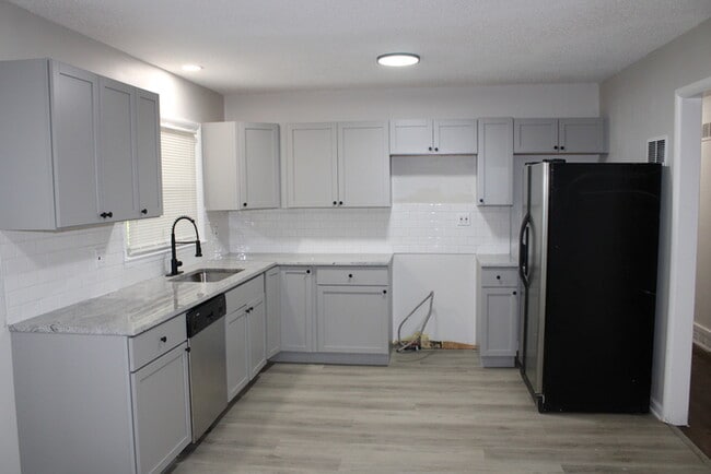 Photo - Spacious and beautiful 5 bedrooms and 2 full baths home located on E 47th St in Kansas City, MO