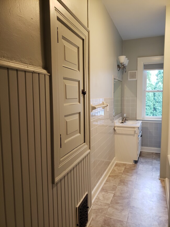 Bath - 454 W Wisconsin Ave Unit 2