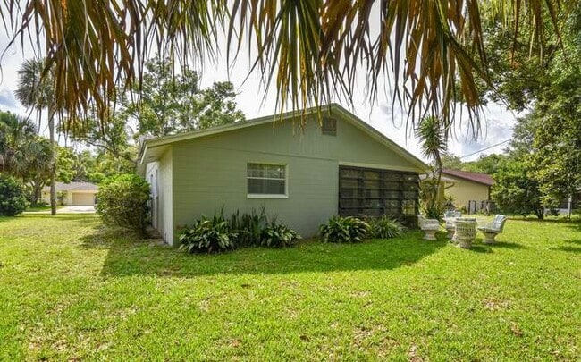 827 Lindenwood Cir W
