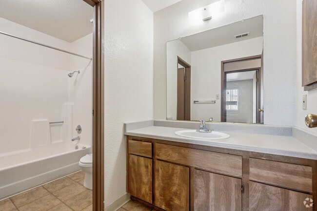 Plan 2 - 2BR, 1BA - 871SF - Bathroom