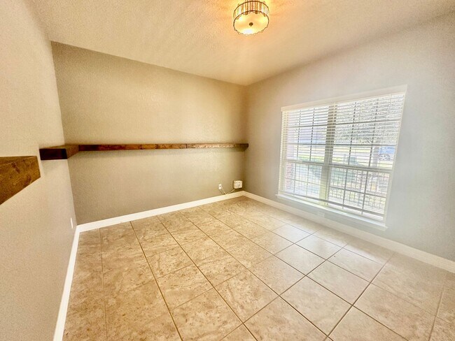 Photo - Fantastic Location ~ Convenient to Lackland, great restaurants ~ Room to Spread out!