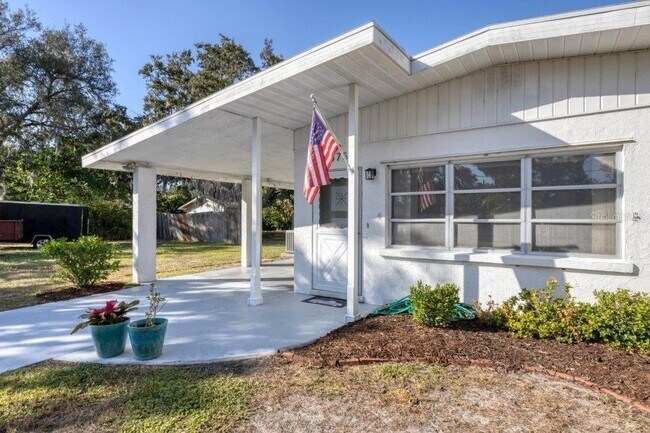 Photo - 2575 Hillview St