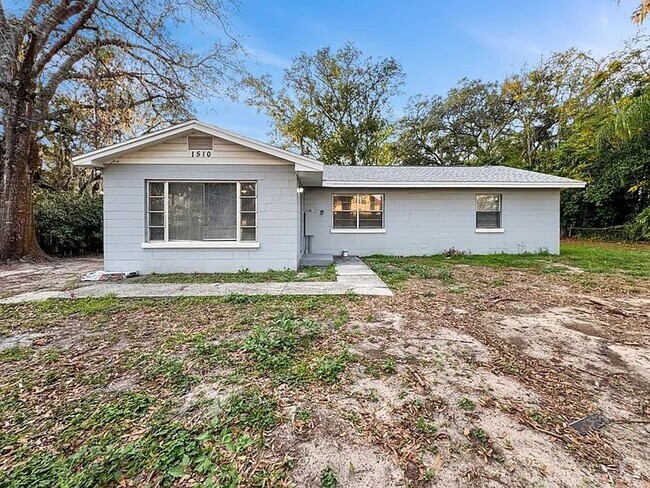 Building Photo - HOME IN VALRICO