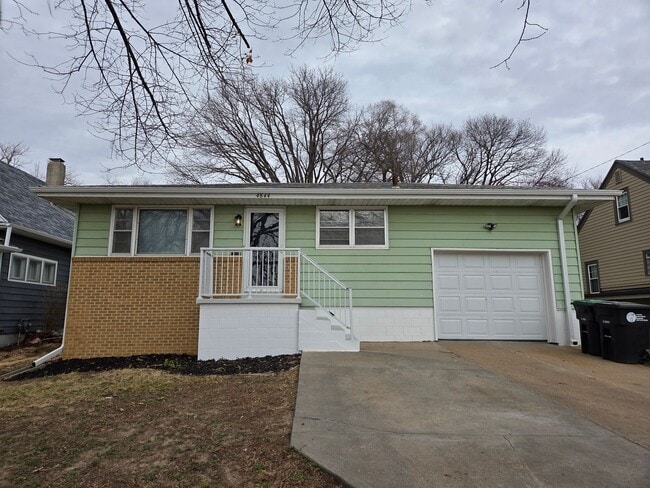 Building Photo - 3 bed 1.5 bath, 1 car garage, with fenced in backyard, newly remodeled!