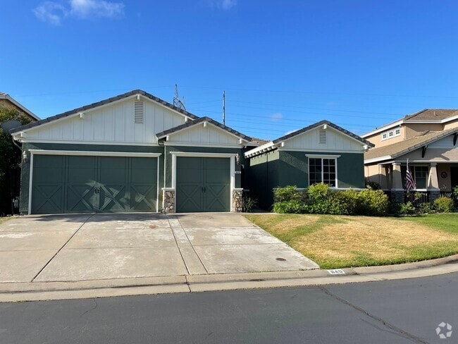 Building Photo - Beautiful 4-Bedroom Home in Prime Rosevill...