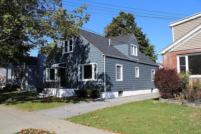 Building Photo - 35 Clark St