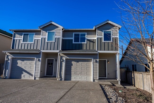 Building Photo - Three bedroom townhouse in Orchards. - Built in 2016 - AC