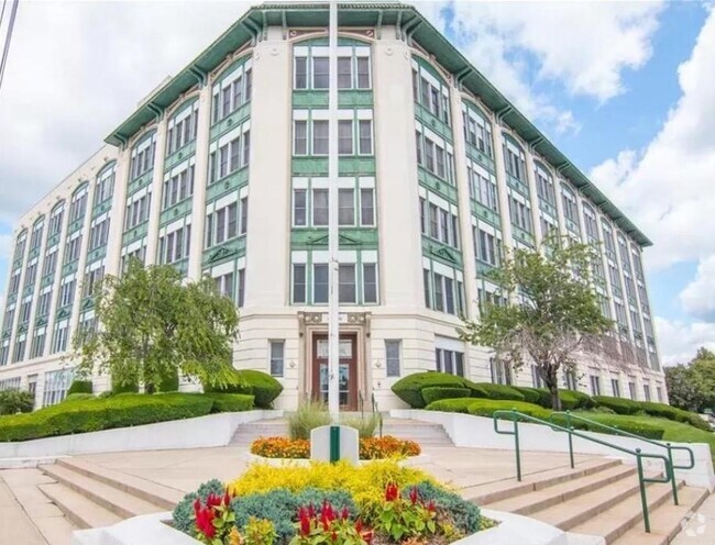Building Photo - 1 Landmark Sq Unit 618 Rental