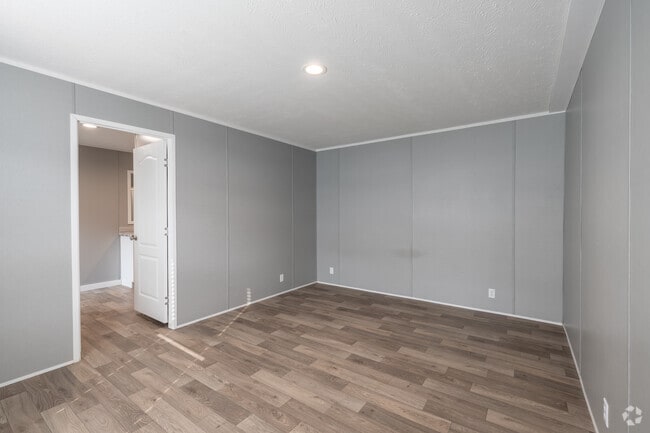 3BR, 2BA - 1,216SF - Fleetwood Wildcat Sandalwood - Primary Bedroom - Green River Lake Commons