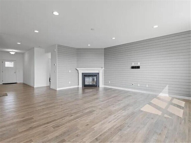 Photo - 5898 Urbandale Ct N