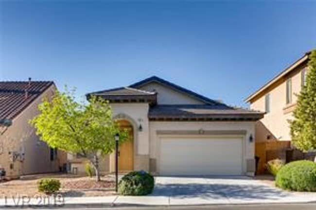 Building Photo - Beautiful NW 1 Story Home with 2 car garage!