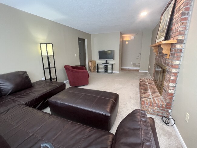 Building Photo - 559 Malletts Bay Ave Rental