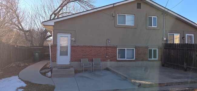 Building Photo - West Side Charmer! 1 bed, 1 bath- All Utilities & Lawn Care Included!