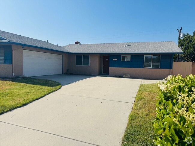Building Photo - 3 bedroom, pet ok, AC! Rental
