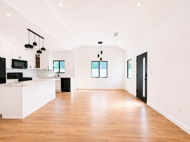 Photo - 818 N Genesee Ave