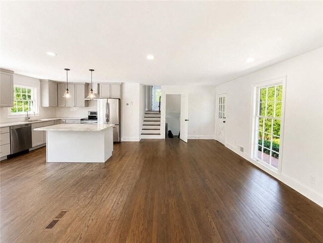 Photo - 4586 Peachtree Dunwoody Rd NE
