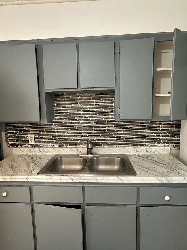 Photo - Room in Apartment on Dunlap Ave