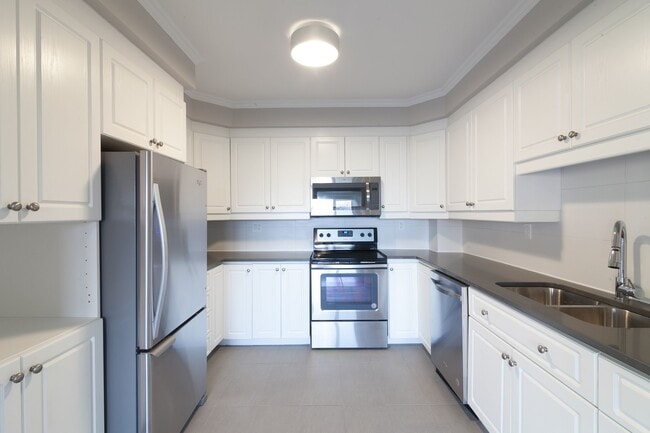 Building Photo - 3468 Rue Drummond Unit 902