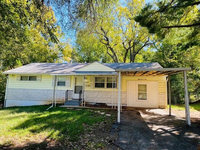 Building Photo - Coming Soon! 4 BR/1BA | Newly Renovated Single Family Home | 1-Car Garage Parking | Huge backyard