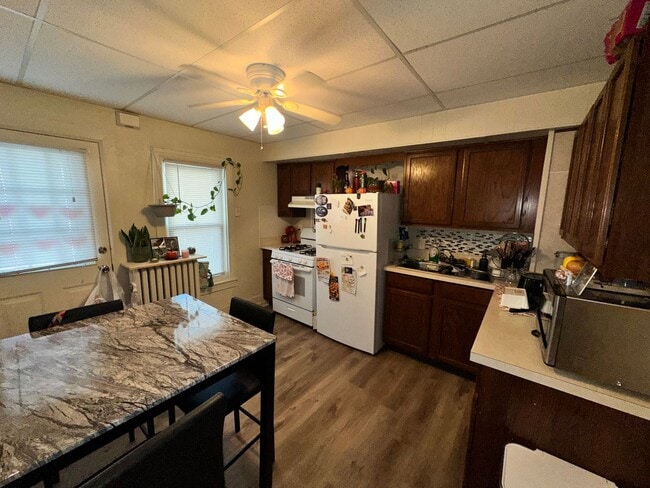 Photo - 411 W Broadway Unit Apt 2