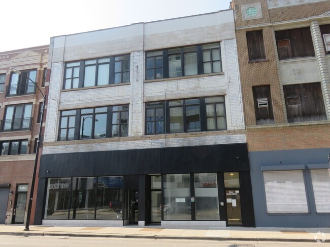 Building Photo - 1242 N Milwaukee Ave Rental