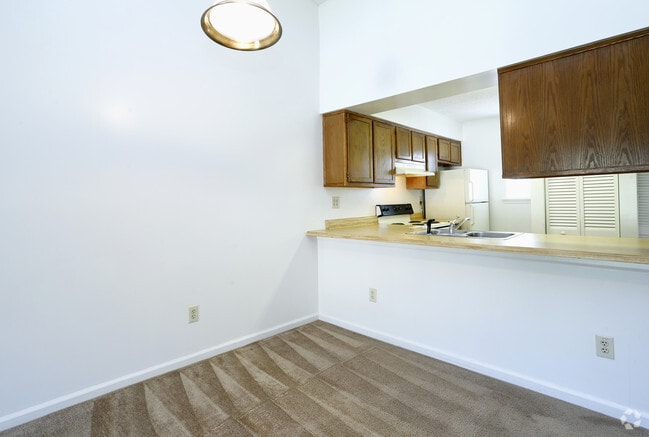 2BR, 2BA- 889 SF 2nd Floor- Dining Area