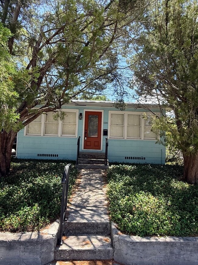 Building Photo - 2 BR/1BA | Bungalow with a bonus room  | Spacious backyard!
