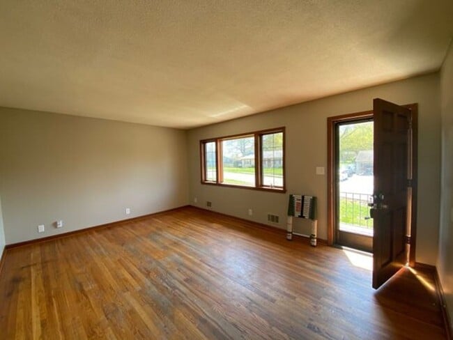 Photo - Cute 3 Bedroom with basement