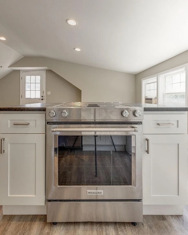 Litchen Aid Gourmet Stove - 253 Thuss Ave Unit B