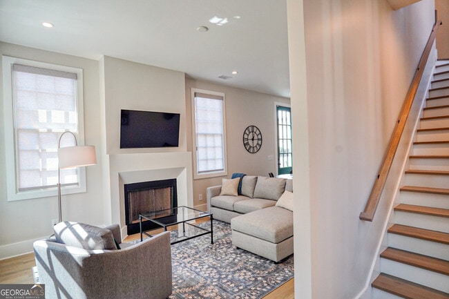 Photo - 295 Kelmscott Ln