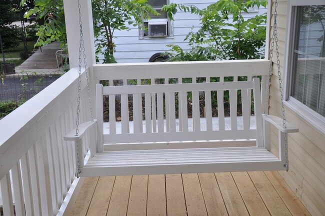 Photo - Big Brown - Walk to UK Pre-Leasing Now  Fa...