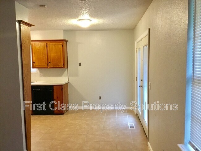 Photo - 9725 NE 2nd St