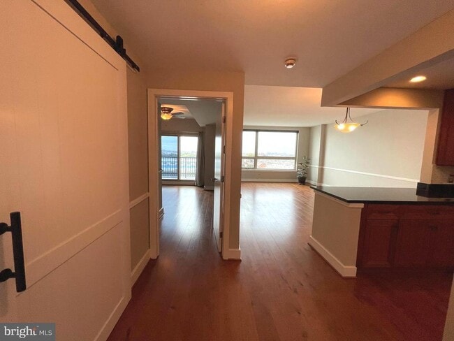 Building Photo - 717 S Christopher Columbus Blvd Unit 906