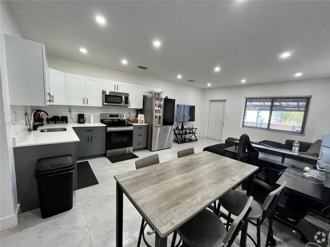 Building Photo - 2 bedroom in Miami FL 33150 Unit 2 Rental