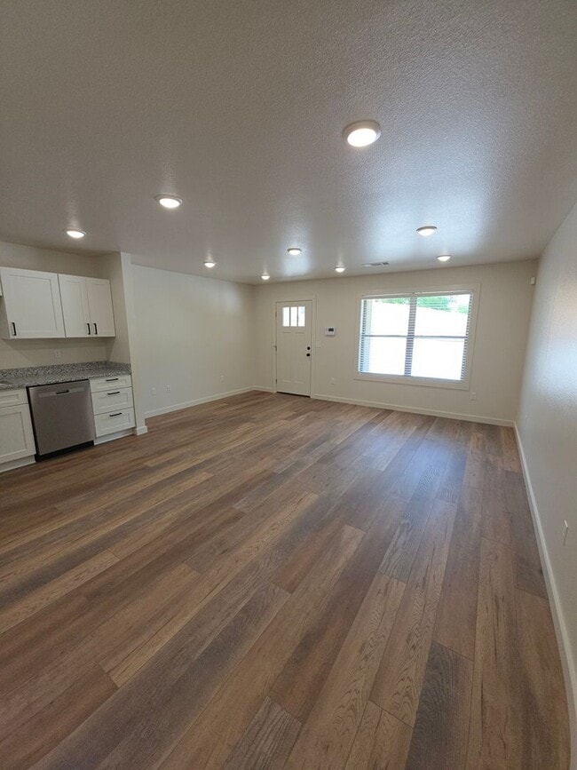 Photo - 709 W 12th St Unit B