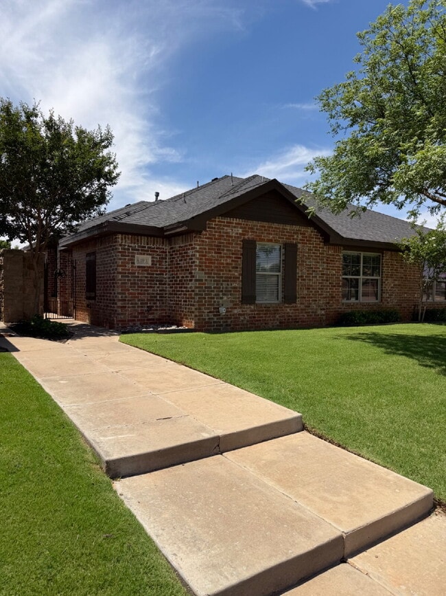 Building Photo - Spacious 3/2/2 Unit A