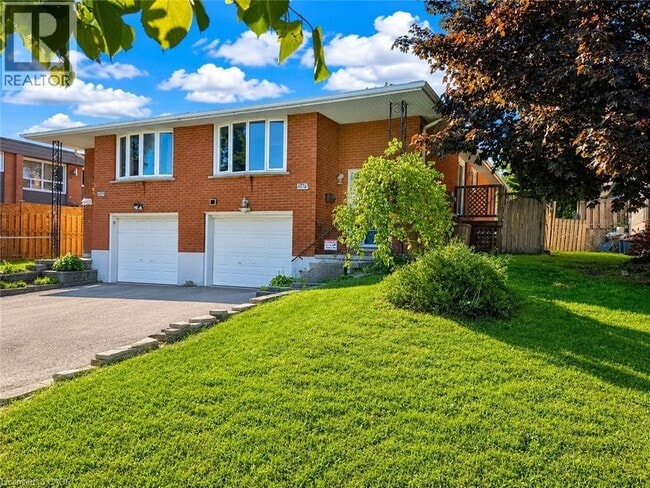 Photo - 637B SILVERBIRCH Road